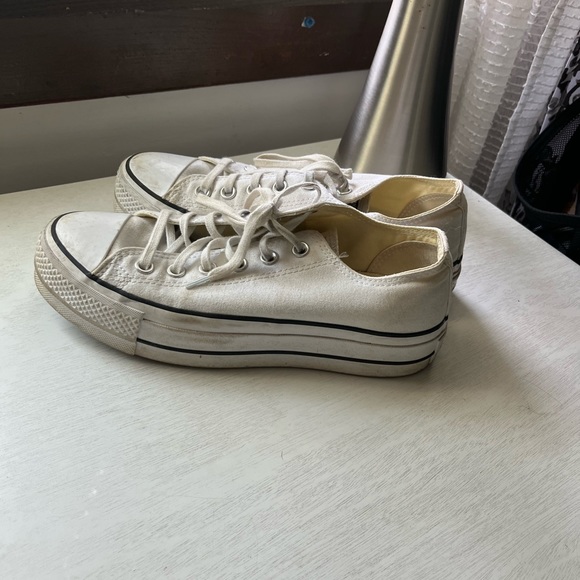 White Low Top Platform Converse size 8 women’s - Picture 3 of 5